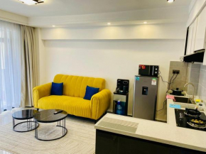 1 bedroom flat with private balcony, netflix, washing machine & gym in Kilimani